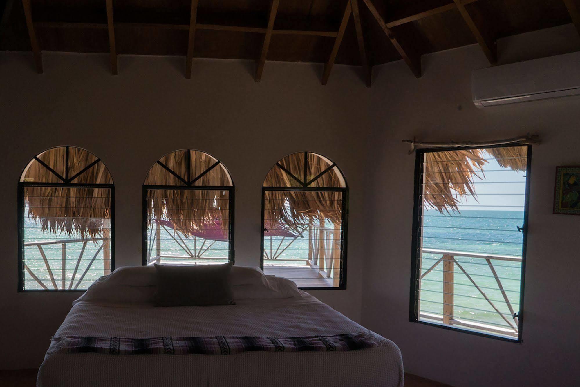 Thatch Caye Resort A Muy'Ono Resort Hopkins Exteriér fotografie